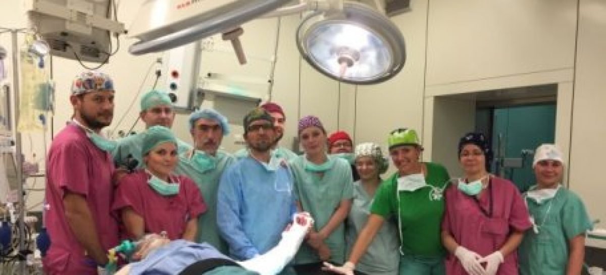 Польські хірурги вперше у світі пересадили кисть народженій без рук людині