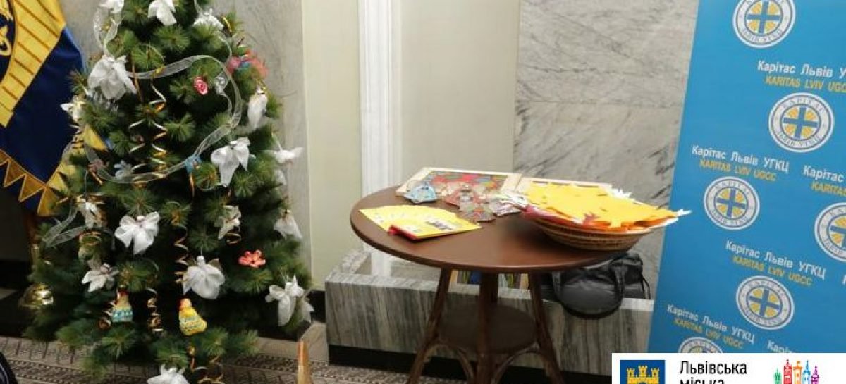 У Львівській міській раді відкрили особливу різдвяно-новорічну ялинку