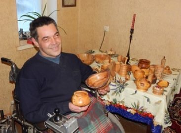 Чоловік з інвалідністю з Переяславщини виготовляє унікальний дерев’яний посуд