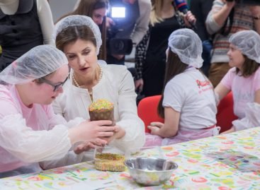 У Чистий четвер Марина Порошенко разом із дітьми допомагала молоді з інвалідністю готувати Великодні паски