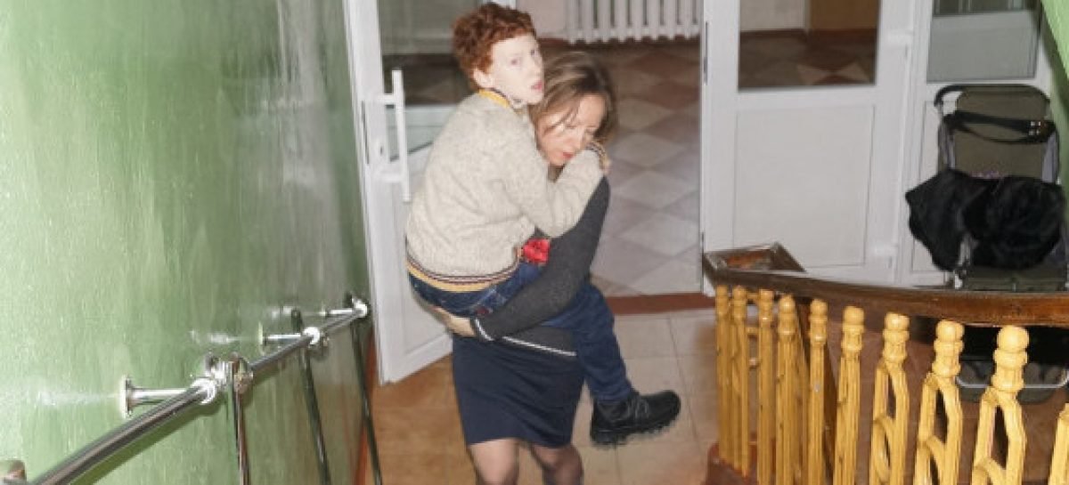 У навчально-реабілітаційному центрі батьки носять дітей на руках через відсутність ліфта