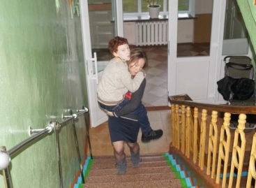 У навчально-реабілітаційному центрі батьки носять дітей на руках через відсутність ліфта