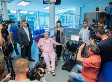 Марина Порошенко передала гусеничний підйомник спортсменам на візках Луганської ДЮСШ для осіб з інвалідністю у місті Кремінна
