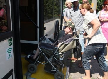 У Кропивницькому водії тролейбусів вчилися допомагати людям на візках