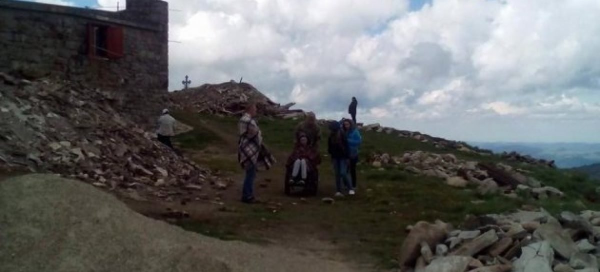 Волонтерка Яна Зінкевич підкорила Карпатську вершину на інвалідному візку