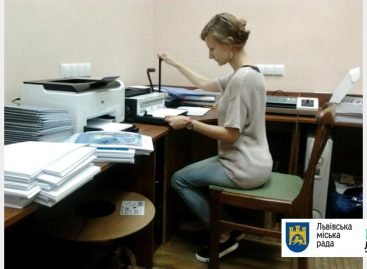 Незрячі діти України отримали нові книги, які надрукували шрифтом Брайля фахівці зі Львова та Києва