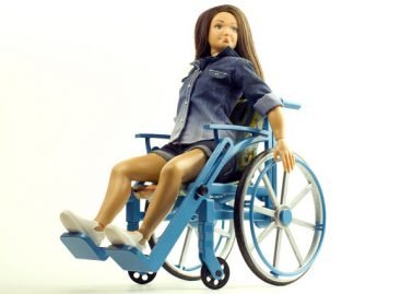 Нічого дивного. Дизайнер створив ляльку на інвалідному візку