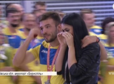 Дзвін золота та сюрпризи: як в «Борисполі» зустрічали українську переможну збірну