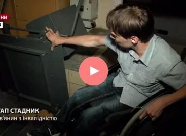 Для людей з інвалідністю, що пересуваються за допомогою візків у Львові встановлюють в багатоповерхівках спеціальні підйомники