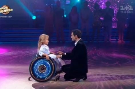 Ахтем Сеітаблаєв станцював з дівчинкою на інвалідному візку на паркеті “Танців з зірками”