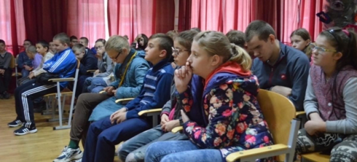 Мукачівські поліцейські продемонстрували школярам з порушенням зору правильні моделі поведінки із незнайомцями