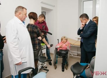 Крісла-“роботи” і автоматичні підйомні платформи: у Вінниці відкрили оновлений Центр матері та дитини