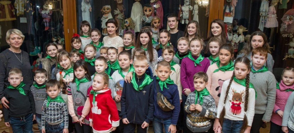 До Дня Святого Миколая Марина Порошенко запросила дітей Київщини на благодійну виставу у Театр ляльок