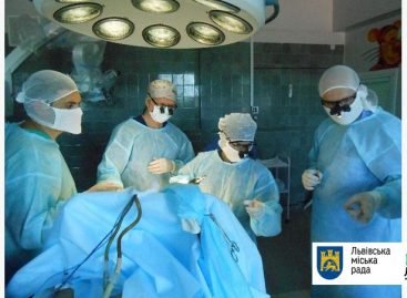 В міській дитячій лікарні лікарі-ортопеди з Польщі консультують і оперують діток зі складними патологіями