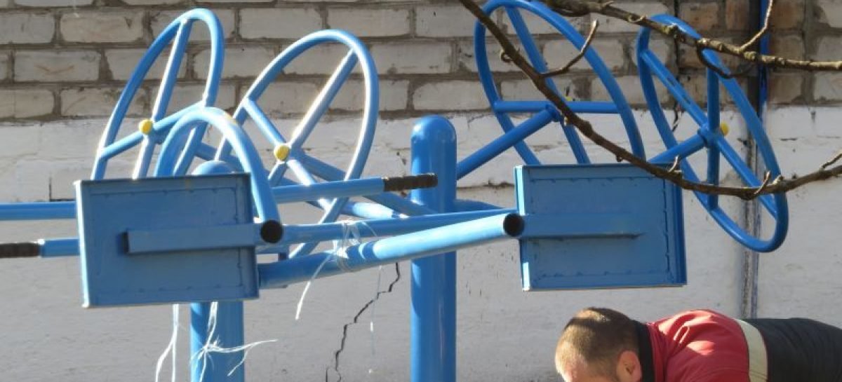 В Мариуполе устанавливают необычные тренажёры для детей
