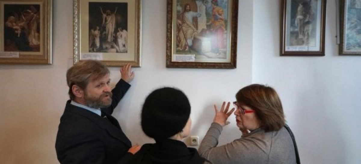 В АртХабі Укрінформу відкрилася виставка вишитих картин Надії Полєвої