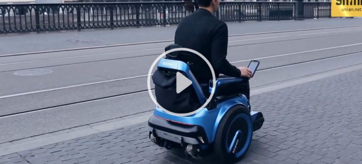 В Швейцарії винайшли гусеничний візок-“всюдихід” для людей з інвалідністю