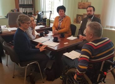 5 квітня в офісі Національної Асамблеї людей з інвалідністю відбулася зустріч з представниками оціночної місії – міжнародним консультантом Ейлін Скіннідер та національним консультантом Андрієм Вишневським