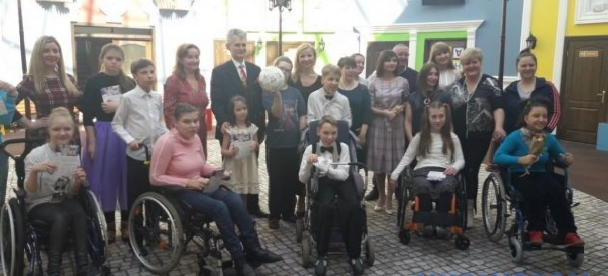 В Центрі реабілітації дітей з інвалідністю репетирували Віденський бал