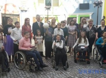 В Центрі реабілітації дітей з інвалідністю репетирували Віденський бал