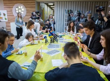 Марина Порошенко запросила дітей з особливими освітніми потребами розписати великодні писанки