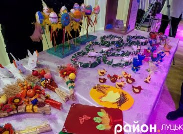 Півники, віночки і картини: у Луцьку продавали роботи дітей з аутизмом