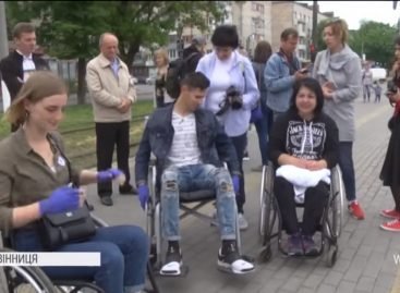 “Без сторонньої допомоги ніяк”: студенти перевірили Вінницю на доступність для людей з інвалідністю