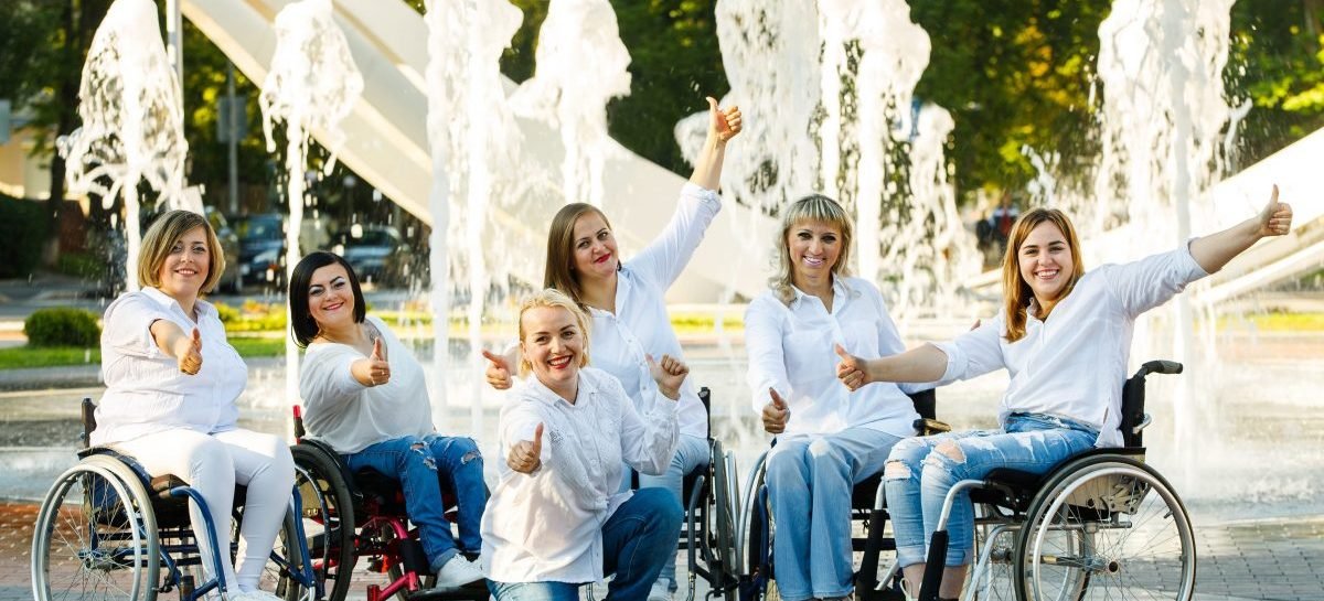 Танці без меж: вінничанки на інвалідних візках затанцювали у фонтані