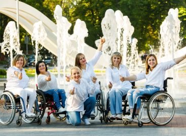 Танці без меж: вінничанки на інвалідних візках затанцювали у фонтані