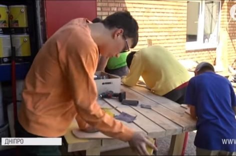 Корисні навички і соціалізація: у Дніпрі для чоловіків з інвалідністю відкрили майстерню