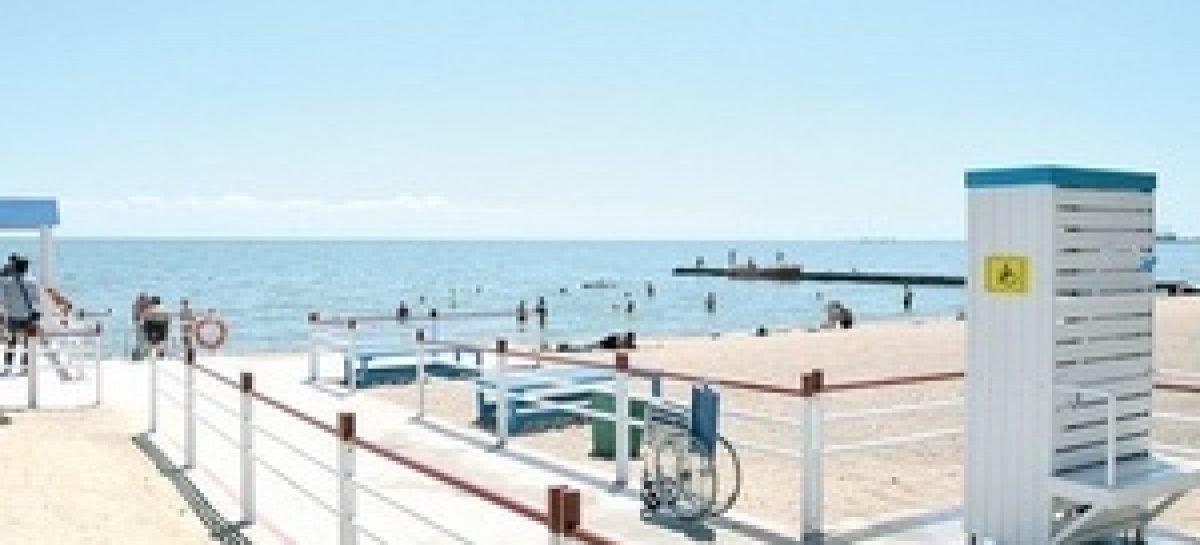 Мариупольский пляж для людей с инвалидностью «облюбовали» иногородние