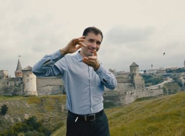 Екскурсія жестовою мовою: в Кам’янці-Подільському знімають ролик для людей з порушенням слуху