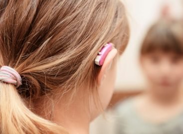 Больше сотни детей в Запорожской области нуждаются в слуховых аппаратах