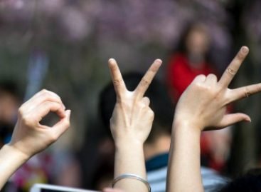 Кожна школа України отримає «зіркову абетку» для популяризації вивчення жестової мови – підписано меморандум між МОН та ГО «Відчуй»
