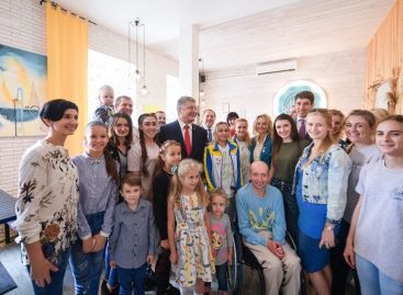 Пишаємось вашим незламним духом – Президент у Кропивницькому поспілкувався з переможцями паралімпійських та дефлімпійських змагань з плавання