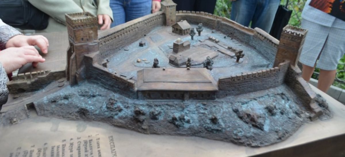 Замок Любарта на дотик: у Луцьку встановили бронзовий макет твердині