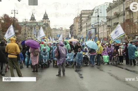 ЗМІ про нас: Символічна стіна та хода Хрещатиком: люди з інвалідністю вийшли у середмістя Києва (Репортаж 5 каналу)