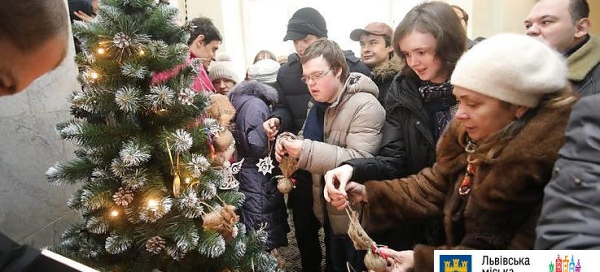 У Львівській міській раді відкрили особливу різдвяно-новорічну ялинку