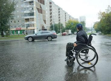 Про внесення змін до Закону України “Про дорожній рух” щодо організації дорожнього руху для осіб, які рухаються в кріслах колісних”.