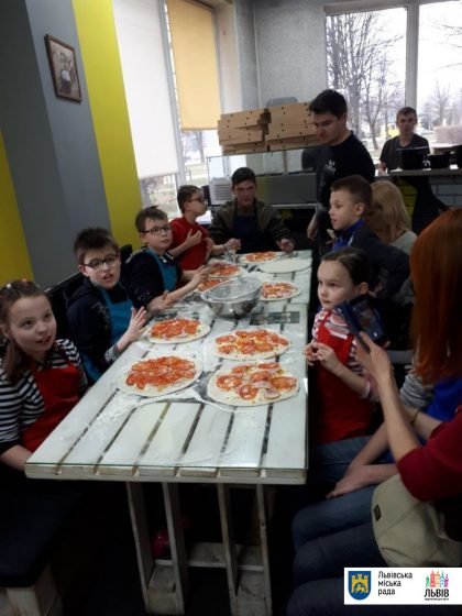 У Львові для сімей, в яких виховуються діти з інвалідністю, організували майстер-клас з випікання піци