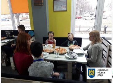 У Львові для сімей, в яких виховуються діти з інвалідністю, організували майстер-клас з випікання піци