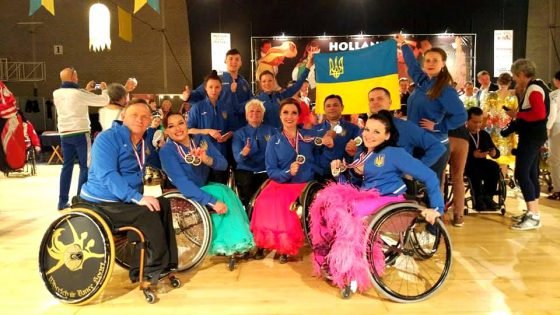 Національна паралімпійська збірна команда зі спортивних танців на візках - мега-професіонали