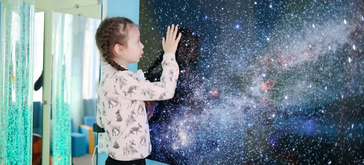 Піскова терапія, балансир та зоряне небо. Як займаються з дітьми з ООП у 50-й школі в Києві