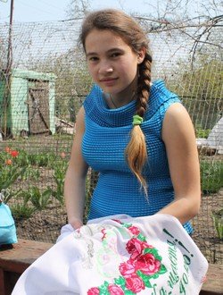 Школярка з Осокорівки вишиває… однією рукою