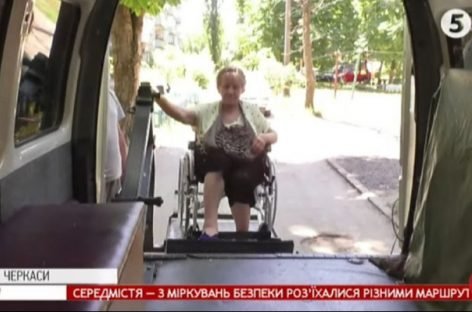 Хворіти за розкладом не можуть: у Черкасах люди з інвалідністю скаржаться на місцеве соціальне таксі
