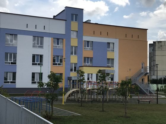 Восени понад 200 дошкільнят Хмельницького підуть у новозбудований дитсадок - у ньому є шафи з підігрівом, мобільний пандус та навіть ліфт у харчоблоці