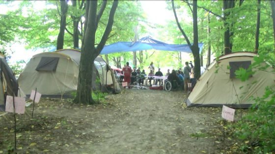 У лісі під Вінницею облаштували наметовий табір для молоді на візках