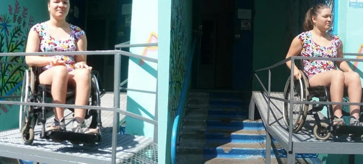 У Києві мешканці будинку виступили проти встановленого пандуса, бо той “лякає собачок”