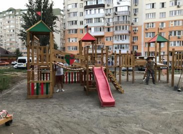 В Одесі встановлюють нові дитячі майданчики з інклюзивними елементами