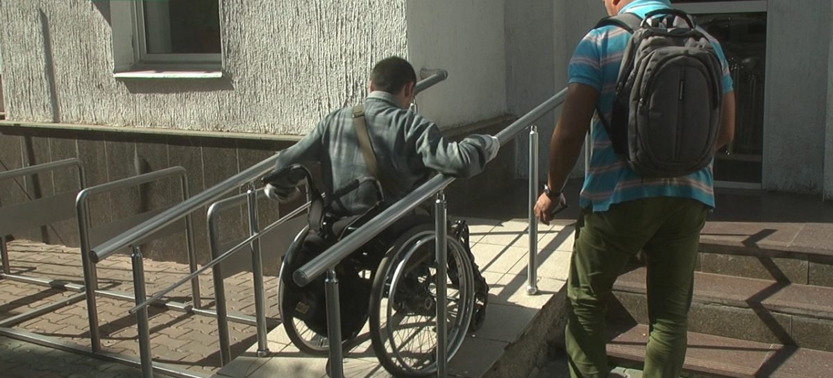 Миколаїв перевіряють на доступність для людей з інвалідністю